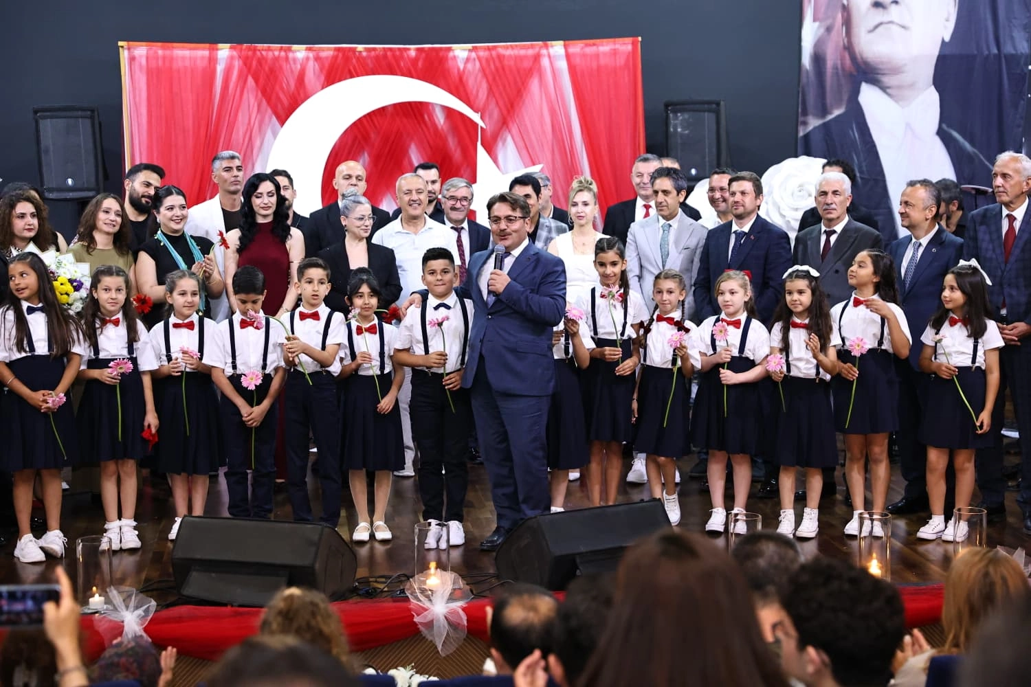 Sakarya Maarif Orkestrası ve Öğrenci Korosu'nun sahnedeki konser görüntüsü