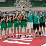 Çayırova Belediyesi U-18 3x3 Basketbol Takımı Marmara Bölge Şampiyonası'nda kupayı kaldırırken