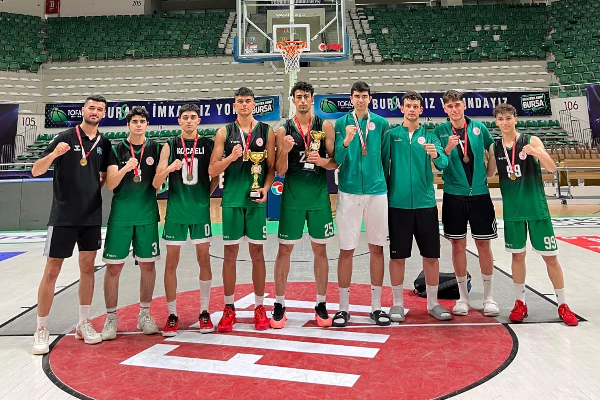 Çayırova Belediyesi U-18 3x3 Basketbol Takımı Marmara Bölge Şampiyonası'nda kupayı kaldırırken