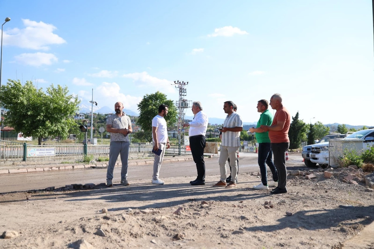 Melikgazi'de 4 mahalleye yeni asfalt yol yapım çalışması