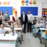 Osmangazi Belediye Başkanı Erkan Aydın öğrencilere karnelerini dağıtıyor