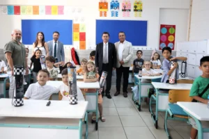 Osmangazi Belediye Başkanı Erkan Aydın öğrencilere karnelerini dağıtıyor