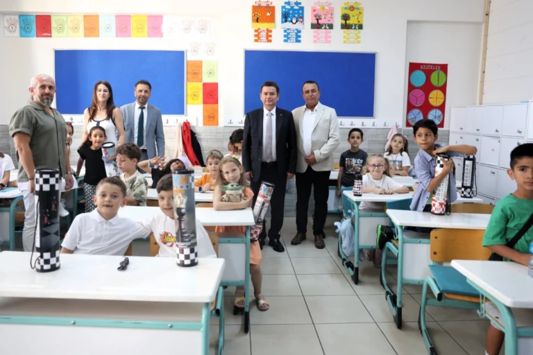 Osmangazi Belediye Başkanı Erkan Aydın öğrencilere karnelerini dağıtıyor