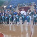 Keşan'da düzenlenen Enerjisa Üretim Çocuk Basketbol Kampı'nda sporcular ödüllerini alırken
