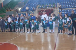 Keşan'da düzenlenen Enerjisa Üretim Çocuk Basketbol Kampı'nda sporcular ödüllerini alırken