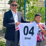 Ağrılı küçük Beşiktaş taraftarı Şevhat Arpacı, Seyit Ateş'in hediye ettiği formayla sevincini paylaşıyor.