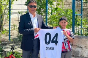 Ağrılı küçük Beşiktaş taraftarı Şevhat Arpacı, Seyit Ateş'in hediye ettiği formayla sevincini paylaşıyor.