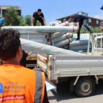 Antalya Büyükşehir Belediyesi, Gazipaşa'da fırtınadan zarar gören seralar için üreticilere naylon desteği veriyor.
