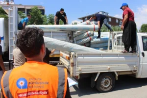 Antalya Büyükşehir Belediyesi, Gazipaşa'da fırtınadan zarar gören seralar için üreticilere naylon desteği veriyor.
