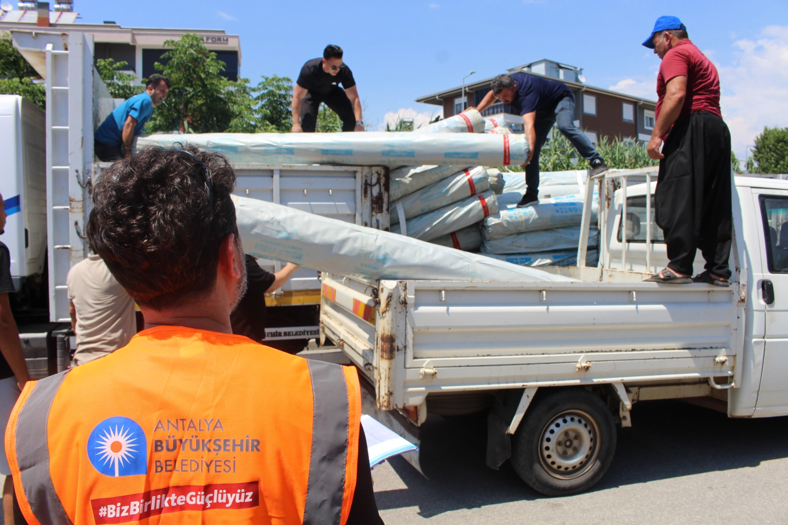 Antalya Büyükşehir Belediyesi, Gazipaşa'da fırtınadan zarar gören seralar için üreticilere naylon desteği veriyor.