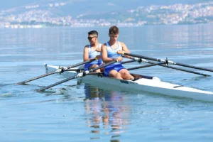 Kocaeli Büyükşehir Belediyesi'nin genç kürek sporcuları başarıyla madalya kazanıyor.