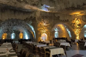 Mardin'de 15 yılda kayalar oyularak yapılan 400 kişilik dev mağara restoranın görkemli açılışı