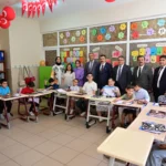 Bursa Yıldırım Belediye Başkanı Oktay Yılmaz'ın katıldığı karne töreninden bir görüntü
