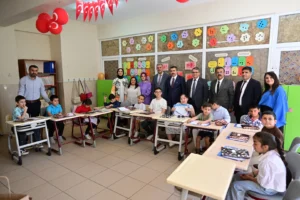 Bursa Yıldırım Belediye Başkanı Oktay Yılmaz'ın katıldığı karne töreninden bir görüntü