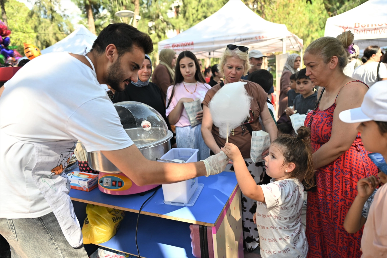 Bornova Belediyesi'nin düzenlediği 'Hoş Geldin Yaz 2. Çocuk Şenliği'nde çocuklar doyasıya eğlendi.