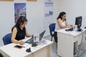 İzmir Meslek Fabrikası'nın istihdam ofisi otobüsünden bir görüntü