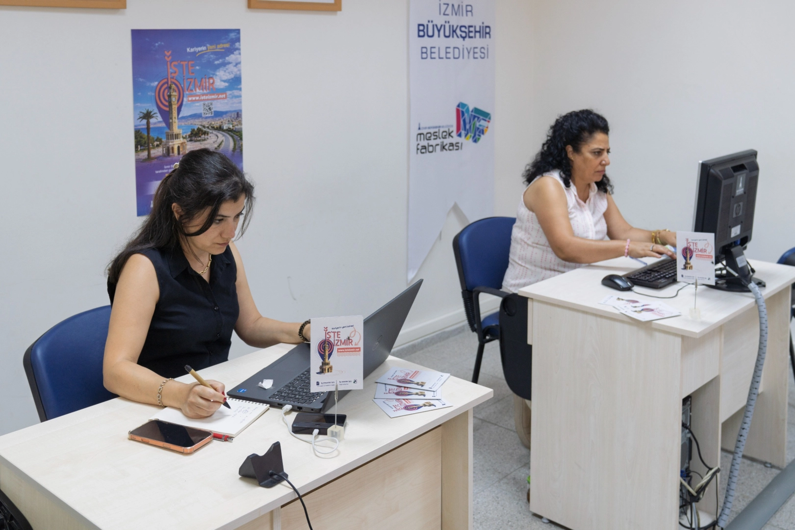 İzmir Meslek Fabrikası'nın istihdam ofisi otobüsünden bir görüntü