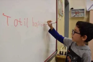 Öğrenciler karnelerini alıp yaz tatiline girerken çekilmiş genel plan fotoğrafı