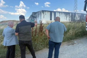 Keşan'da katı atık bertaraf tesisinin plastik ayrıştırma ünitesinde çıkan yangına müdahale eden itfaiye ekipleri