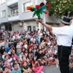 Osmangazi'de Yaz Mahalle Şenlikleri kapsamında Selamet Mahallesi'nde çocuklar eğlenceli vakit geçiriyor.