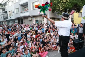 Osmangazi'de Yaz Mahalle Şenlikleri kapsamında Selamet Mahallesi'nde çocuklar eğlenceli vakit geçiriyor.