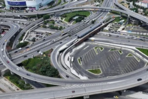 İBB'nin Uzunçayır Kavşağı'nda tamamladığı yaya üst geçidi ve çevre düzenlemesi