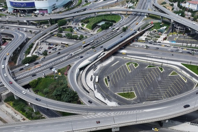 İBB'nin Uzunçayır Kavşağı'nda tamamladığı yaya üst geçidi ve çevre düzenlemesi