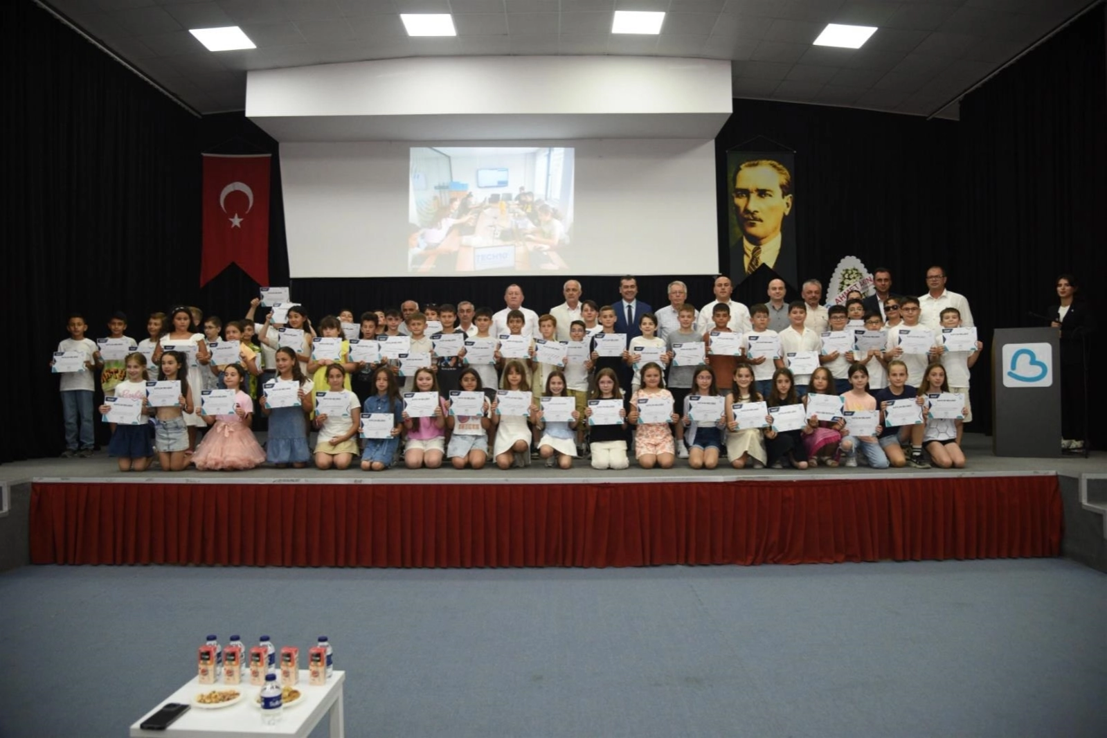 Gönen TECH10 Teknoloji Eğitim Programı mezuniyet töreninde sertifika alan öğrenciler