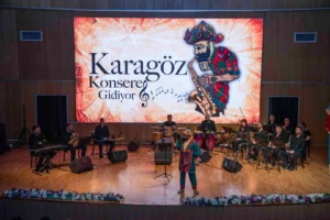 Çocuklar Karagöz ve Hacivat karakterleriyle dolu bir müzikal gösterisini izliyor