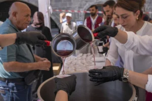 Diyarbakır Ulu Cami önünde vatandaşlara reyhan şerbeti ikram edilirken çekilmiş bir fotoğraf.