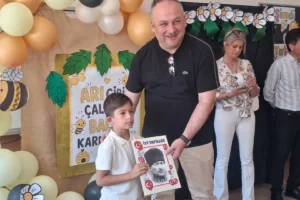 Keşan'da öğrenciler yıl sonu karne töreninde karnelerini alıyorlar.