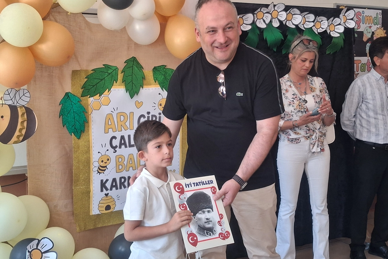 Keşan'da öğrenciler yıl sonu karne töreninde karnelerini alıyorlar.