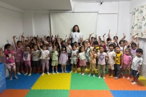 Muratpaşa Belediyesi'nin çevre bilinci eğitimlerine katılan kişilerin toplu fotoğrafı