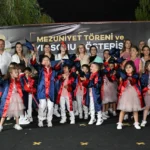 Manisa Büyükşehir Belediyesi Çocuk Eğitim Merkezleri'nde mezuniyet törenine katılan çocuklar ve aileleri