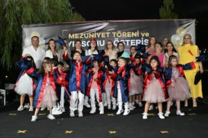 Manisa Büyükşehir Belediyesi Çocuk Eğitim Merkezleri'nde mezuniyet törenine katılan çocuklar ve aileleri