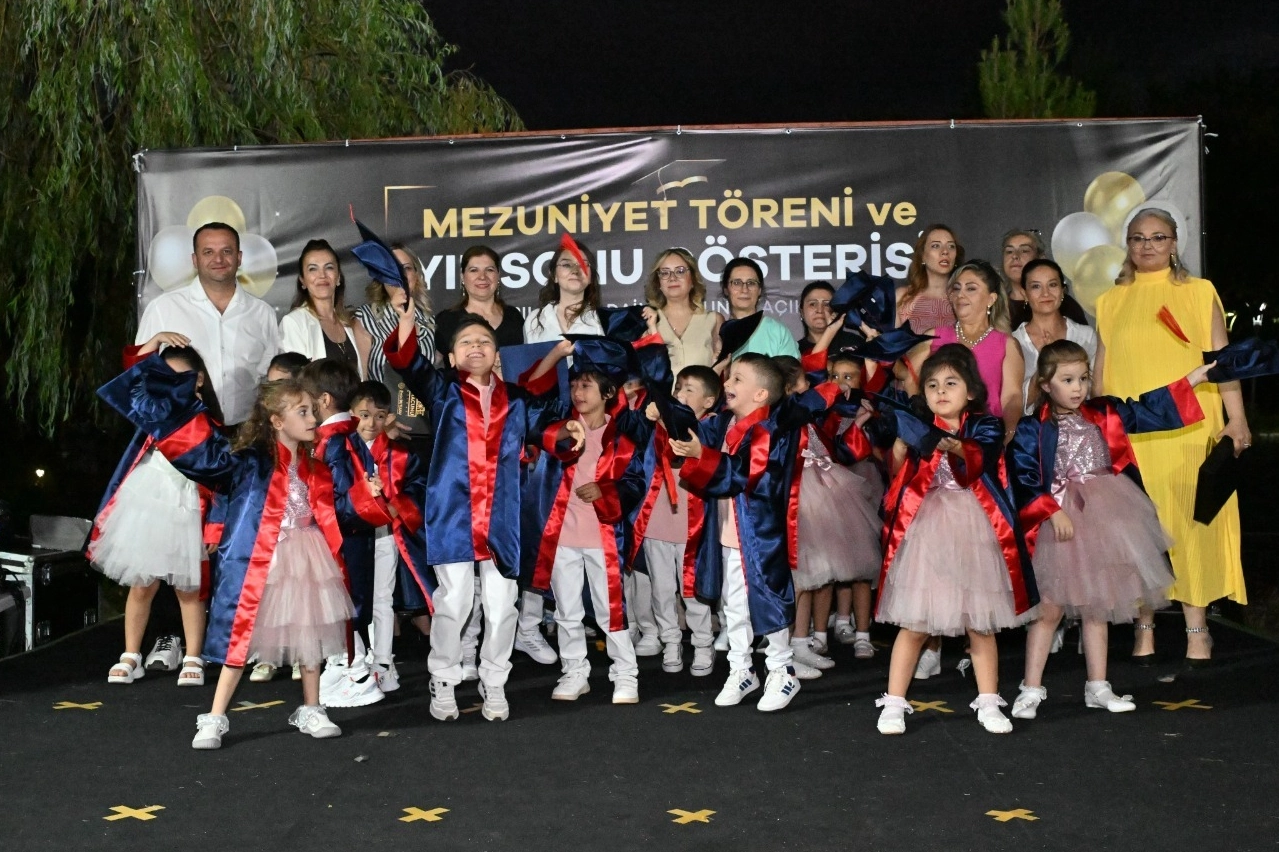 Manisa Büyükşehir Belediyesi Çocuk Eğitim Merkezleri'nde mezuniyet törenine katılan çocuklar ve aileleri