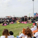 Kocasinan Belediyesi tarafından düzenlenen uçurtma şenliğinde gökyüzünde uçan rengarenk uçurtmalar