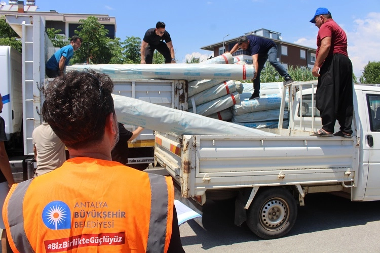 Antalya Büyükşehir Belediyesi'nin Gazipaşa'da üreticilere sera naylonu dağıtımından bir görüntü