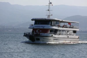 Kocaeli İzmit Körfezi'nde yaz seferlerine başlayan vapurlar