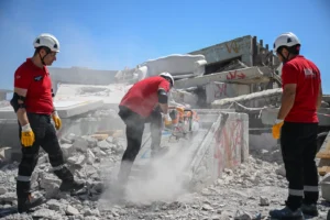 Bornova Arama Kurtarma (BAK) ekibi enkaz altında arama kurtarma tatbikatı yaparken