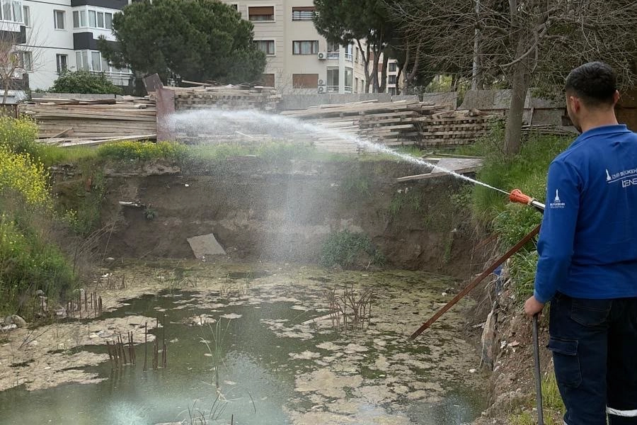 İzmir Büyükşehir Belediyesi ekipleri, drone ve amfibik araçlar kullanarak sivrisinek ve vektörle mücadele ediyor.