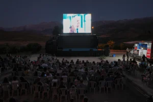Konya'da Sinema Günleri kapsamında açık havada film izleyen aileler ve çocuklar