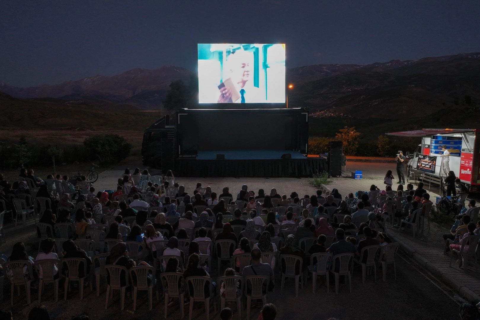 Konya'da Sinema Günleri kapsamında açık havada film izleyen aileler ve çocuklar