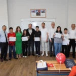 Melikgazi Belediye Başkanı Doç. Dr. Mustafa Palancıoğlu, öğrencilere karnelerini verirken