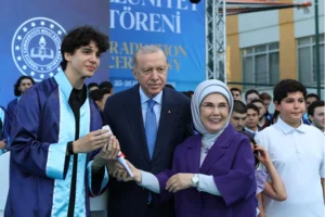 Cumhurbaşkanı Erdoğan, torunu Ömer Tayyip Erdoğan'a diplomasını verirken