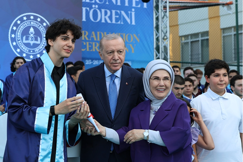 Cumhurbaşkanı Erdoğan, torunu Ömer Tayyip Erdoğan'a diplomasını verirken