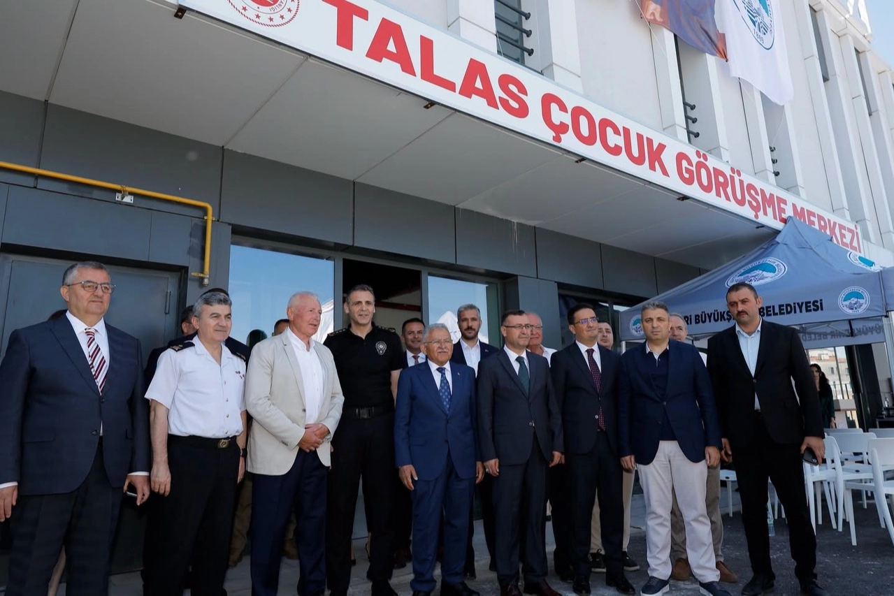 Talas Çocuk Görüşme Merkezi açılış kurdelesi kesilirken