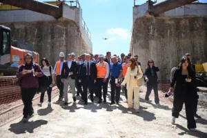 Ankara Büyükşehir Belediye Başkanı Mansur Yavaş, Mamak Metrosu inşaat alanında incelemelerde bulunuyor.