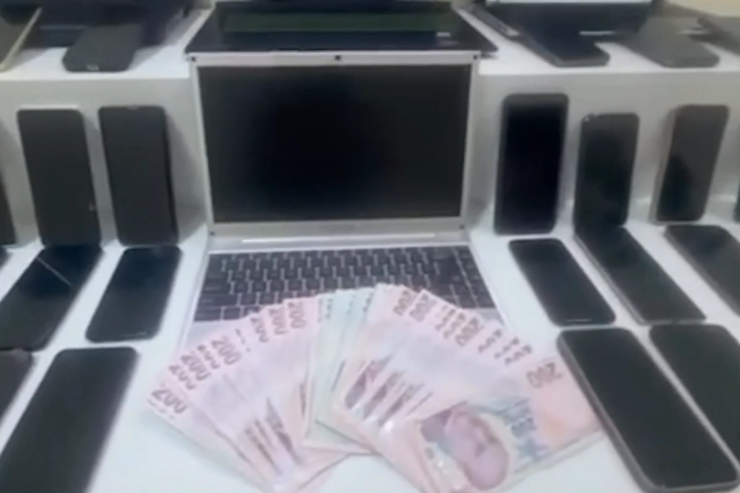 Siber suç operasyonları kapsamında gözaltına alınan şüphelilerin fotoğrafları.