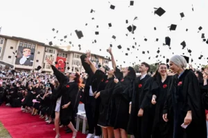 Koç Üniversitesi 32. dönem mezuniyet töreni ve onur konuğu Prof. Dr. Daron Acemoğlu